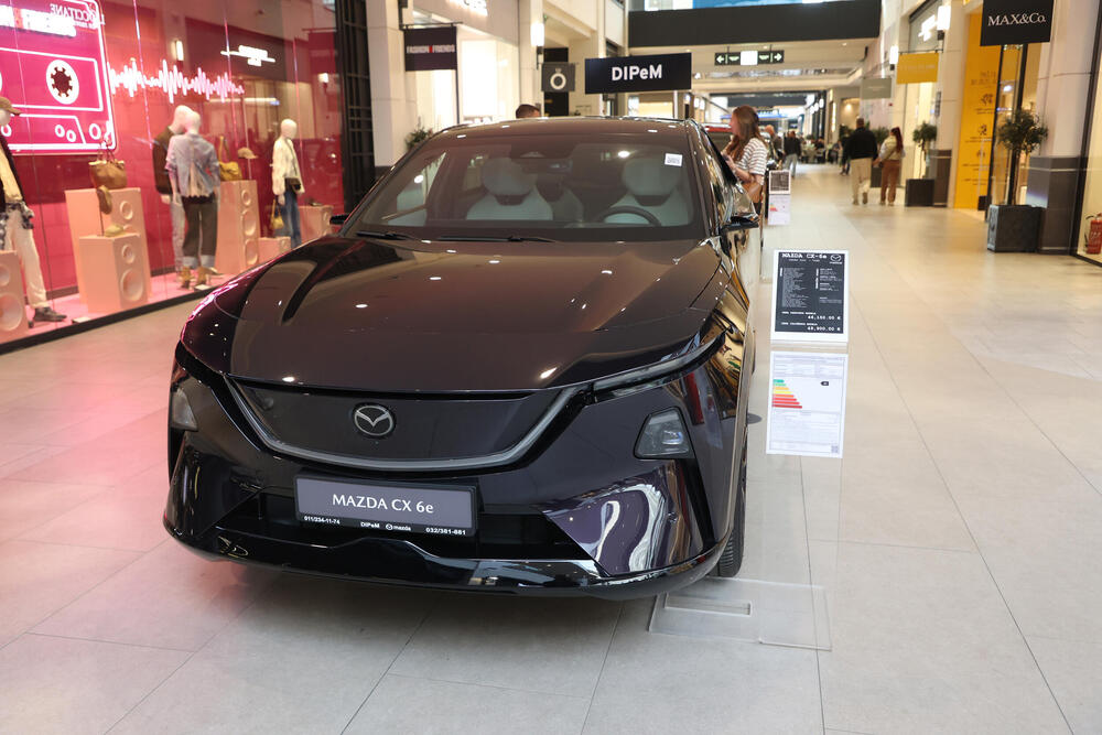 <p>Od novih generacija kultnih modela do električnih automobila koji pomeraju granice dizajna i tehnologije &ndash; Galerija automobila 2026. donosi priliku da se izbliza upoznaju noviteti o kojima će se tek pričati. Mercedes-Benz, Toyota, Lexus, Mazda, Renault i drugi veliki proizvođači stižu sa modelima koji pokazuju u kom pravcu se razvija automobilska industrija.</p>