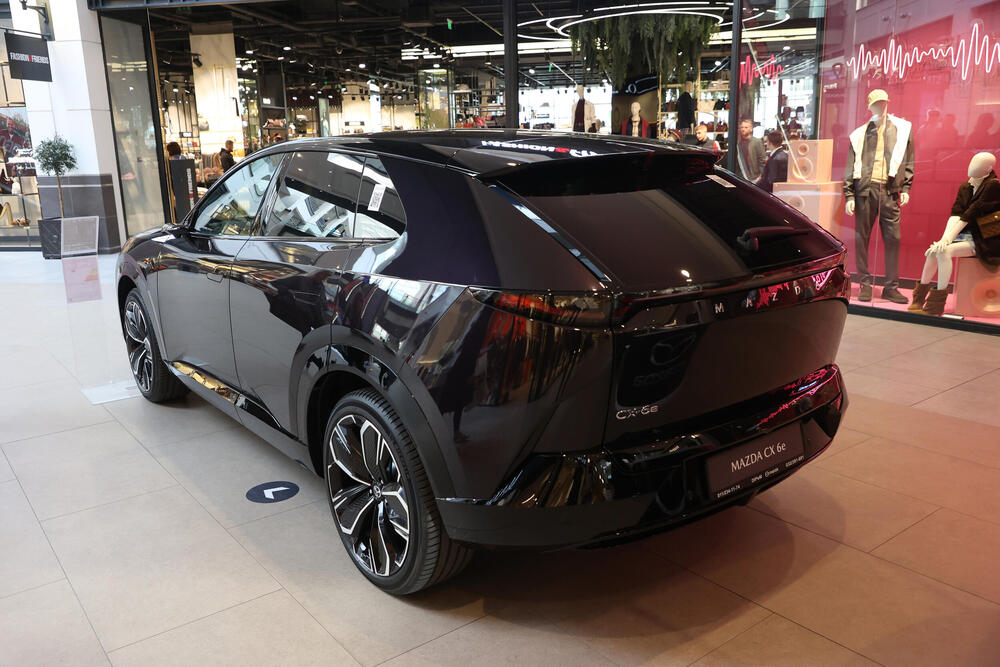 <p>Od novih generacija kultnih modela do električnih automobila koji pomeraju granice dizajna i tehnologije &ndash; Galerija automobila 2026. donosi priliku da se izbliza upoznaju noviteti o kojima će se tek pričati. Mercedes-Benz, Toyota, Lexus, Mazda, Renault i drugi veliki proizvođači stižu sa modelima koji pokazuju u kom pravcu se razvija automobilska industrija.</p>
