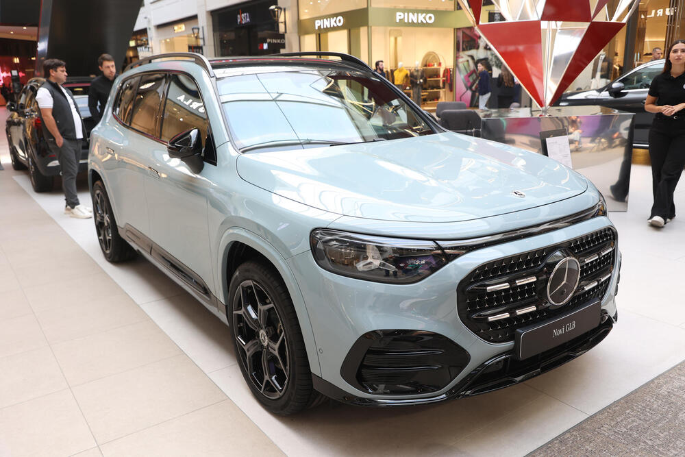 <p>Od novih generacija kultnih modela do električnih automobila koji pomeraju granice dizajna i tehnologije &ndash; Galerija automobila 2026. donosi priliku da se izbliza upoznaju noviteti o kojima će se tek pričati. Mercedes-Benz, Toyota, Lexus, Mazda, Renault i drugi veliki proizvođači stižu sa modelima koji pokazuju u kom pravcu se razvija automobilska industrija.</p>