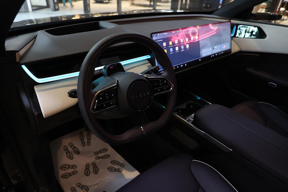 <p>Od novih generacija kultnih modela do električnih automobila koji pomeraju granice dizajna i tehnologije &ndash; Galerija automobila 2026. donosi priliku da se izbliza upoznaju noviteti o kojima će se tek pričati. Mercedes-Benz, Toyota, Lexus, Mazda, Renault i drugi veliki proizvođači stižu sa modelima koji pokazuju u kom pravcu se razvija automobilska industrija.</p>