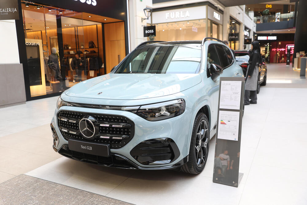 <p>Od novih generacija kultnih modela do električnih automobila koji pomeraju granice dizajna i tehnologije &ndash; Galerija automobila 2026. donosi priliku da se izbliza upoznaju noviteti o kojima će se tek pričati. Mercedes-Benz, Toyota, Lexus, Mazda, Renault i drugi veliki proizvođači stižu sa modelima koji pokazuju u kom pravcu se razvija automobilska industrija.</p>