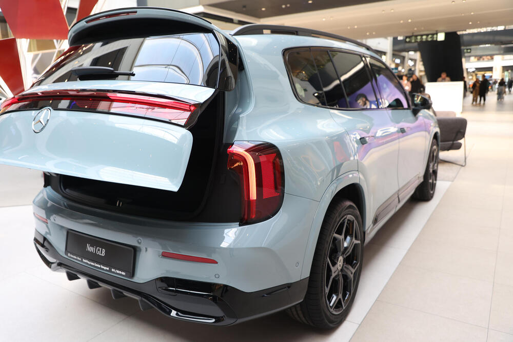 <p>Od novih generacija kultnih modela do električnih automobila koji pomeraju granice dizajna i tehnologije &ndash; Galerija automobila 2026. donosi priliku da se izbliza upoznaju noviteti o kojima će se tek pričati. Mercedes-Benz, Toyota, Lexus, Mazda, Renault i drugi veliki proizvođači stižu sa modelima koji pokazuju u kom pravcu se razvija automobilska industrija.</p>