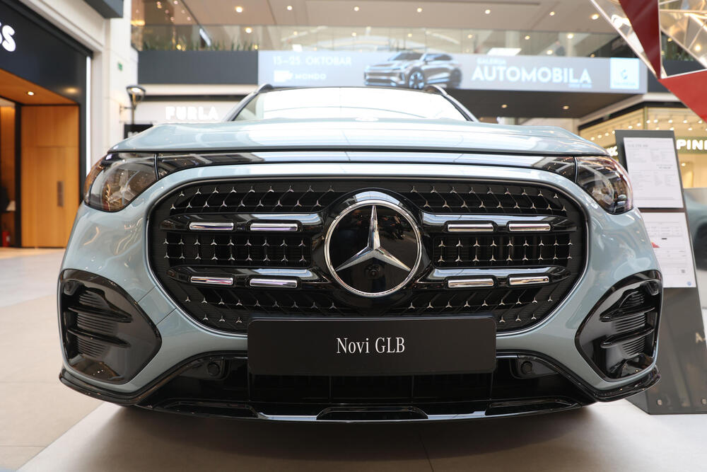 <p>Od novih generacija kultnih modela do električnih automobila koji pomeraju granice dizajna i tehnologije &ndash; Galerija automobila 2026. donosi priliku da se izbliza upoznaju noviteti o kojima će se tek pričati. Mercedes-Benz, Toyota, Lexus, Mazda, Renault i drugi veliki proizvođači stižu sa modelima koji pokazuju u kom pravcu se razvija automobilska industrija.</p>