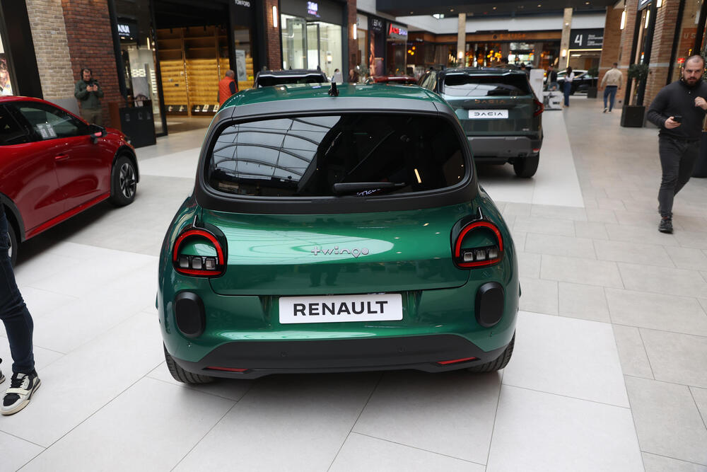 <p>Od novih generacija kultnih modela do električnih automobila koji pomeraju granice dizajna i tehnologije &ndash; Galerija automobila 2026. donosi priliku da se izbliza upoznaju noviteti o kojima će se tek pričati. Mercedes-Benz, Toyota, Lexus, Mazda, Renault i drugi veliki proizvođači stižu sa modelima koji pokazuju u kom pravcu se razvija automobilska industrija.</p>