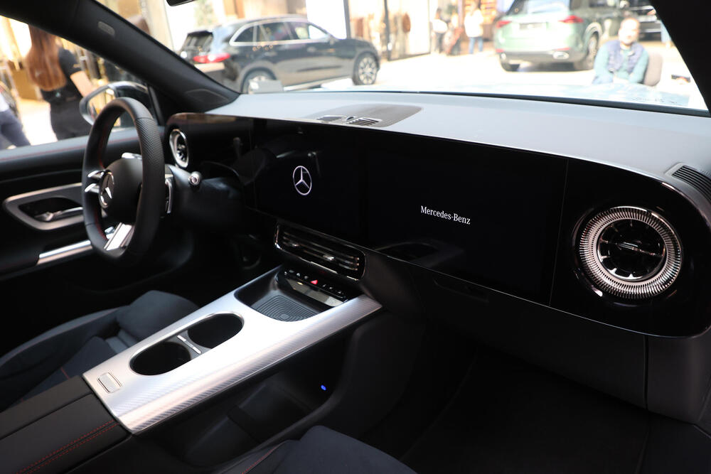 <p>Od novih generacija kultnih modela do električnih automobila koji pomeraju granice dizajna i tehnologije &ndash; Galerija automobila 2026. donosi priliku da se izbliza upoznaju noviteti o kojima će se tek pričati. Mercedes-Benz, Toyota, Lexus, Mazda, Renault i drugi veliki proizvođači stižu sa modelima koji pokazuju u kom pravcu se razvija automobilska industrija.</p>