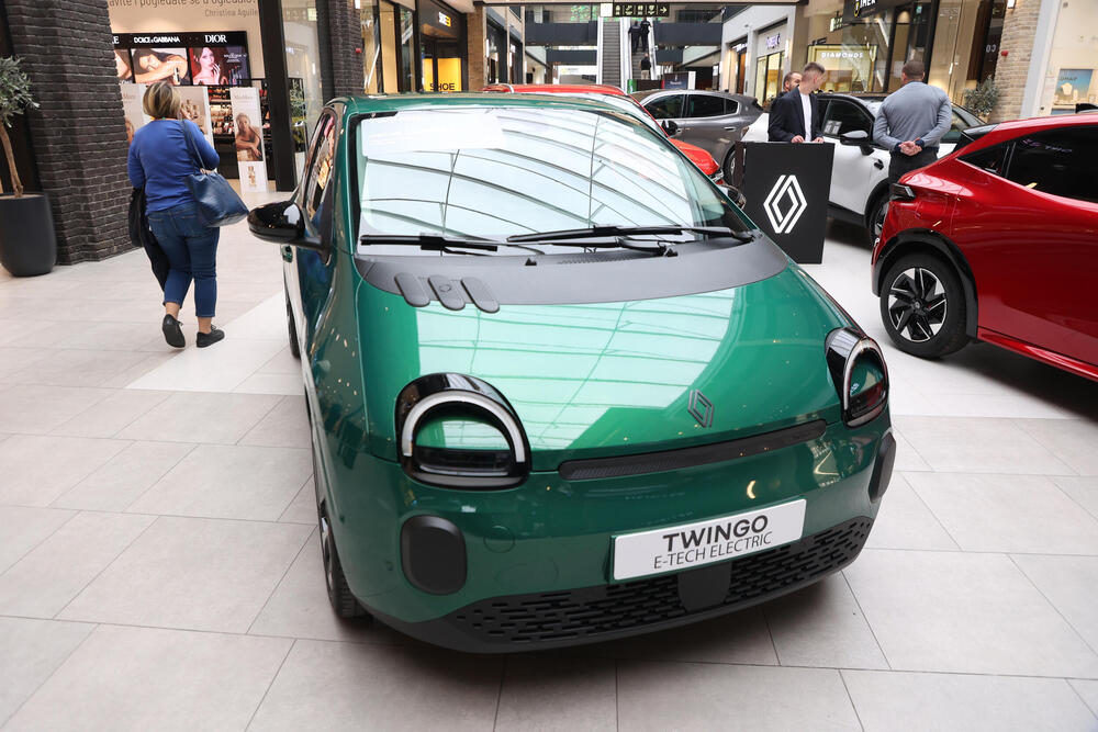 <p>Od novih generacija kultnih modela do električnih automobila koji pomeraju granice dizajna i tehnologije &ndash; Galerija automobila 2026. donosi priliku da se izbliza upoznaju noviteti o kojima će se tek pričati. Mercedes-Benz, Toyota, Lexus, Mazda, Renault i drugi veliki proizvođači stižu sa modelima koji pokazuju u kom pravcu se razvija automobilska industrija.</p>