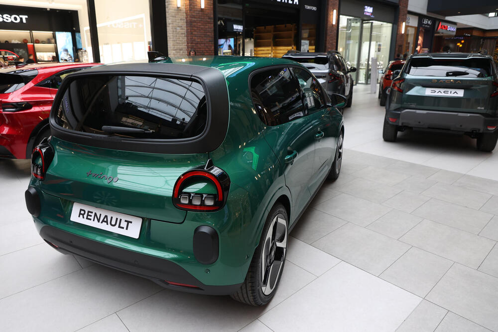 <p>Od novih generacija kultnih modela do električnih automobila koji pomeraju granice dizajna i tehnologije &ndash; Galerija automobila 2026. donosi priliku da se izbliza upoznaju noviteti o kojima će se tek pričati. Mercedes-Benz, Toyota, Lexus, Mazda, Renault i drugi veliki proizvođači stižu sa modelima koji pokazuju u kom pravcu se razvija automobilska industrija.</p>