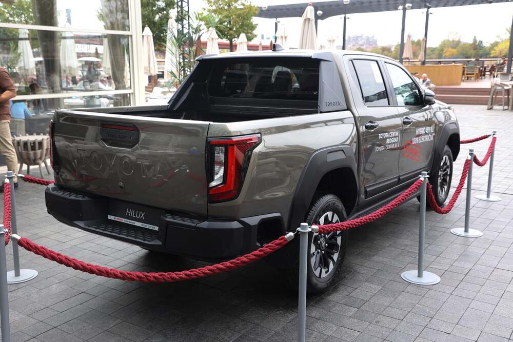 <p>Od novih generacija kultnih modela do električnih automobila koji pomeraju granice dizajna i tehnologije &ndash; Galerija automobila 2026. donosi priliku da se izbliza upoznaju noviteti o kojima će se tek pričati. Mercedes-Benz, Toyota, Lexus, Mazda, Renault i drugi veliki proizvođači stižu sa modelima koji pokazuju u kom pravcu se razvija automobilska industrija.</p>