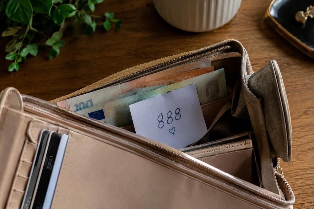 Broj 888 u numerologiji i anđeoskoj numerologiji predstavlja vrhunsko izobilje, finansijski uspeh, moć i karmilčku ravnotežu.