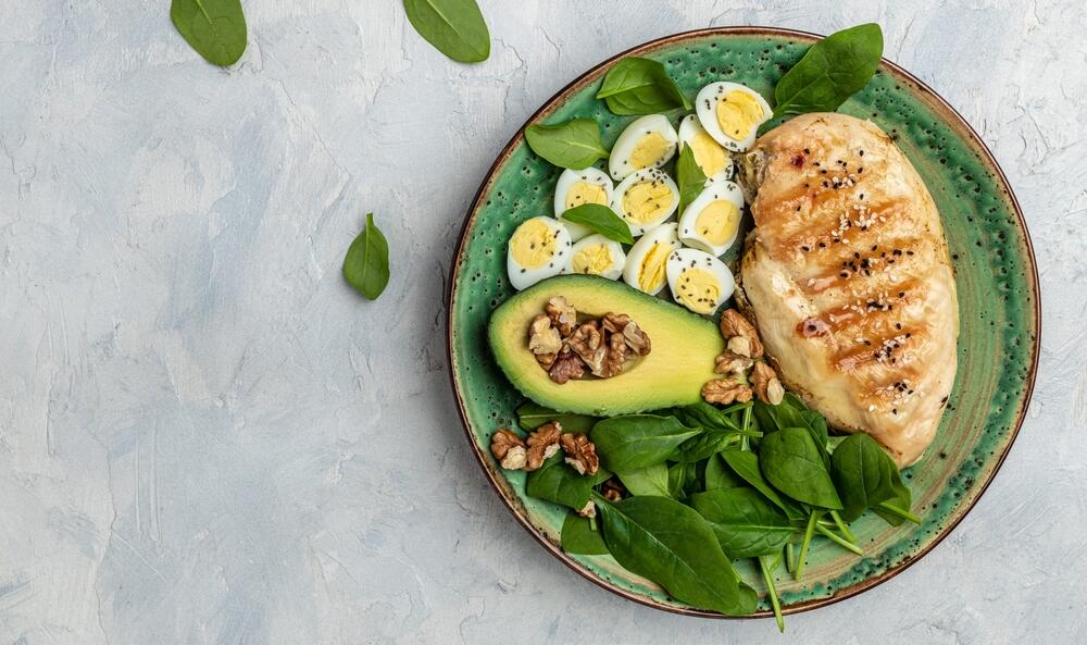 Avokado se obično jede u kombinaciji s proteinima kao što su meso i jaja