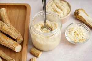 Kada je najbolje vreme za vađenje rena iz zemlje: Od ovoga zavisi da li će biti ljut + super recept za prirpemu istog