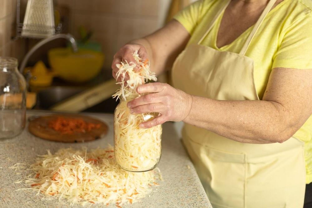 Najlepši recept za hrskavi kiseli kupus iz tegle 