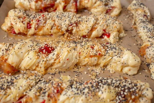 Recept za hrskave i slasne pica-štapiće & umak (bez mešenja testa): 16 preukusnih zalogaja idealnih za brzu večeru