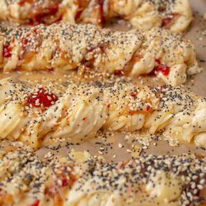 Recept za hrskave i slasne pica-štapiće & umak (bez mešenja testa): 16 preukusnih zalogaja idealnih za brzu večeru
