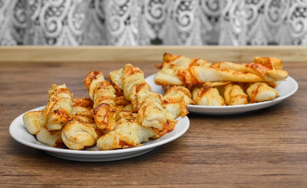Recept za hrskave pica-štapiće od lisnatog testa i umak