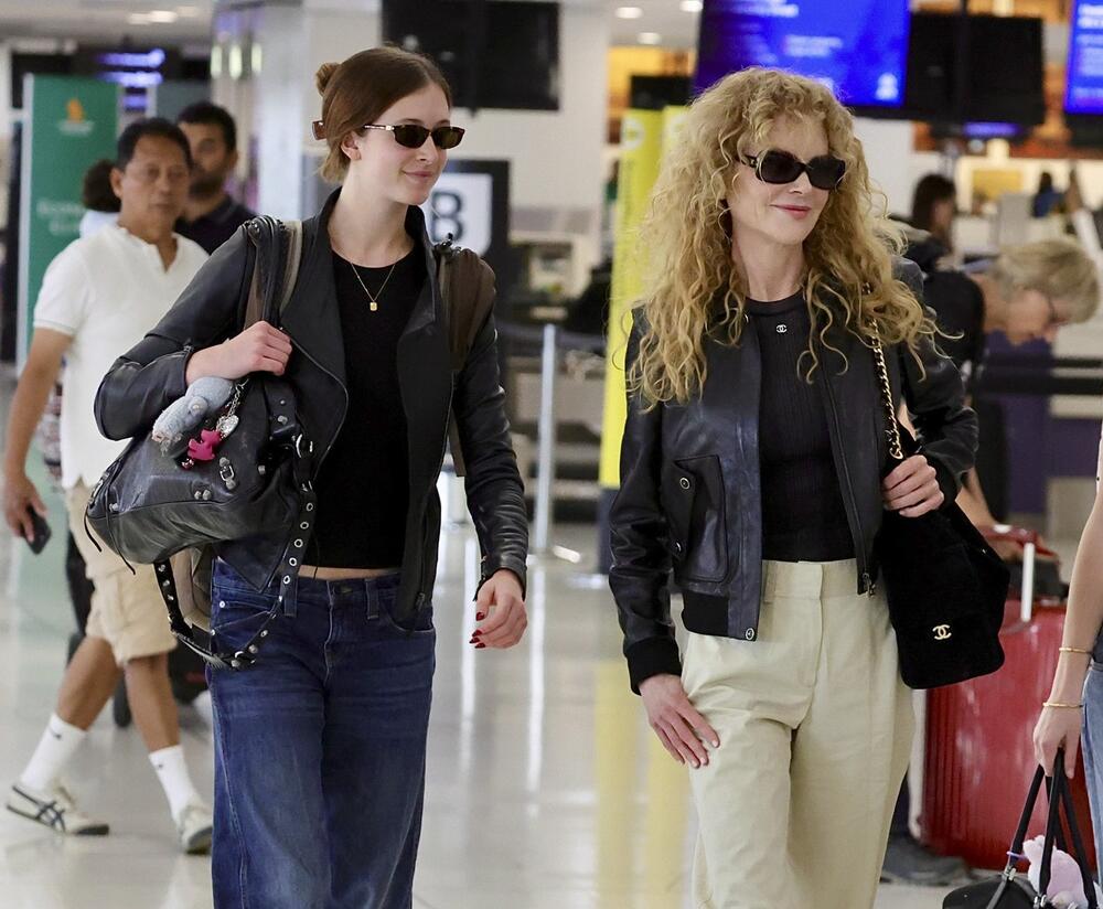 Nikol Kidman sa ćerkom Sandej Rouz na aerodromu u Sidneju