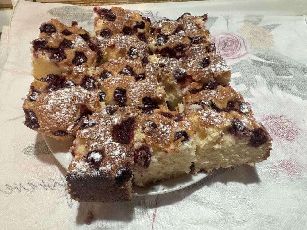 Najlepši kolač sa višnjama pravi se za uživanje posle nedeljnog ručka 