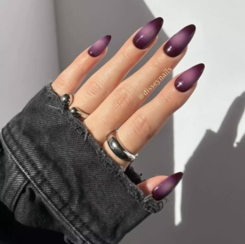 Aura manikir u plum nijansi