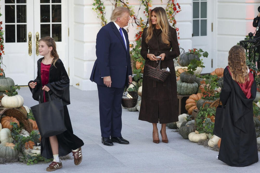 <p>Melanija Tramp se pojavila juče sa suprugom Donaldom Tramp na tradicionalnoj proslavi Noći veštica u Beloj kući, a stajling koji je odabrala za ovu priliku možete da iskopirate odmah.</p>
