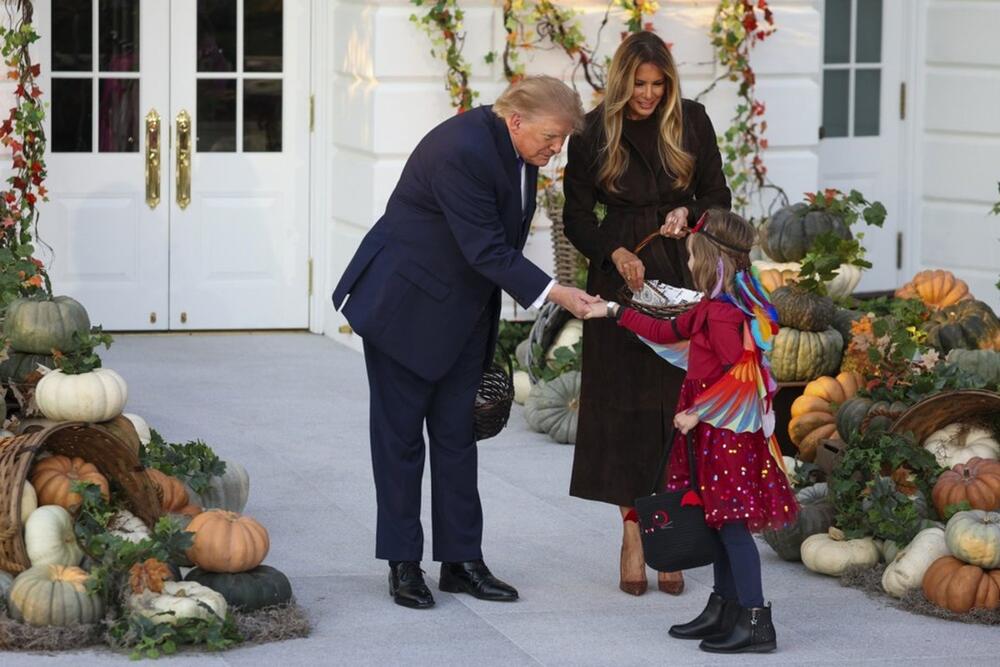 <p>Melanija Tramp se pojavila juče sa suprugom Donaldom Tramp na tradicionalnoj proslavi Noći veštica u Beloj kući, a stajling koji je odabrala za ovu priliku možete da iskopirate odmah.</p>