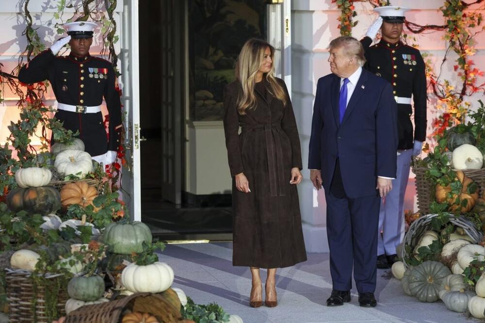 <p>Melanija Tramp se pojavila juče sa suprugom Donaldom Tramp na tradicionalnoj proslavi Noći veštica u Beloj kući, a stajling koji je odabrala za ovu priliku možete da iskopirate odmah.</p>