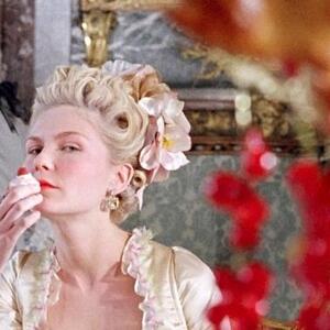 Rečenica - "Ako nemate hleba jedite kolača" koštala je glave: Odsekli joj kosu, vezali ruke i sat vremena je vukli po ulici, a njene poslednje reči šokiraju