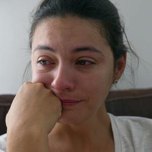 Brinula sam o bolesnoj majci, a kad je umrla u fioci sam našla dokument koji me je razorio: Bolje da nikad nisam saznala istinu