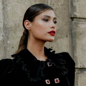 Mala crna haljina koja vas spašava u svakom trenutku: 7 modela za elegantan i svečan doček 2026.