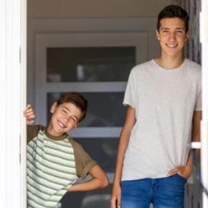 Na sahrani naših roditelja tetka je ponudila da usvoji mog mlađeg brata: Kad sam otkrio njen tajni plan priredio sam joj osvetu koju će pamtiti dok je živa