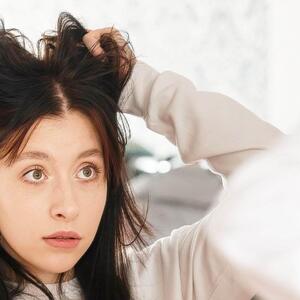 Kako da 'istrenirate' kosu da se što manje masti? Donosimo 7 jednostavnih ali efektnih frizerskih saveta