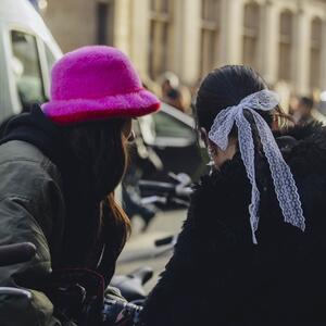 Sve je u detaljima: 4 aksesoara koji će svaki zimski outfit za 2026. podići na viši nivo