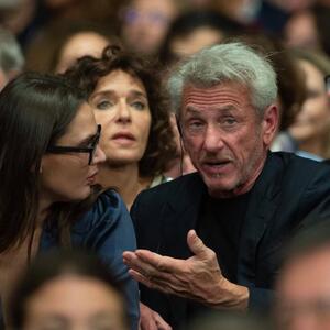 Šon Pen se skrasio kraj osobe za koju misle da je MUŠKO: Fotografija na kojoj dele intimu zbunila ljude, ubeđeni da je Valerija transrodna