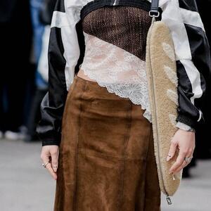 Sve modne insajderke je već nose: Braon antilop suknja kao simbol elegancije ove zime 2026.