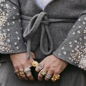 Ovaj komad se najbolje nosi uz kaput od veštačkog krzna ili puf jaknu: Dugi kardigan spaja stil i udobnost