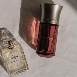 Vodič kroz parfemske trendove za zimu 2026: Pronašli smo note koje traju satima, a mirišu neverovatno sveže