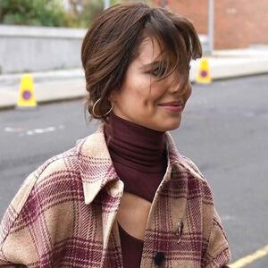 Trik da flanelska košulja izgleda moderno u 2026: Farmerke zamenite krojenim pantalonama