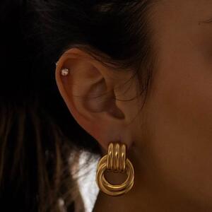 Kako da odaberete minđuše koje vizuelno "zatežu" lice i naglašavaju jagodice?