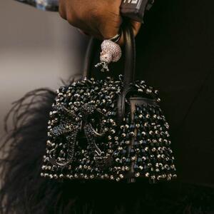 Boho stil odlazi, ali rese ostaju: Ova torba je pravo osveženje za proleće 2026.