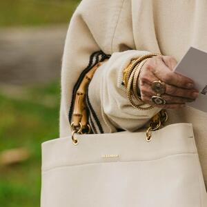 Model koji su naše bake obožavale sedamdesetih ponovo vlada scenom: Bucket bag je IT aksesoar za 2026.