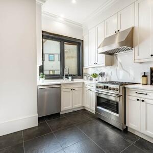 4 trenda u kuhinjskim podovima koji će nas preplaviti u 2026. godini: Dizajneri najavili toplinu i boju