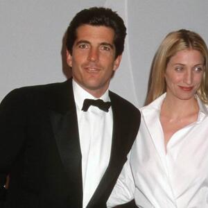 Jednostavan stilski trik Carolyn Bessette-Kennedy sa običnom belom majicom ponovo je u trendu za proleće 2026.