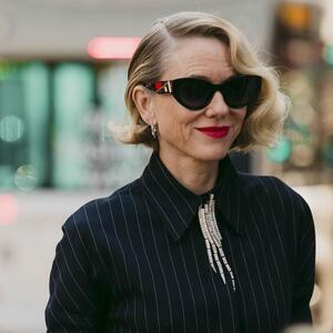 U elegantnom stilu Jackie O, predimenzionirani modeli naočara su IT aksesoar za proleće 2026. godine.