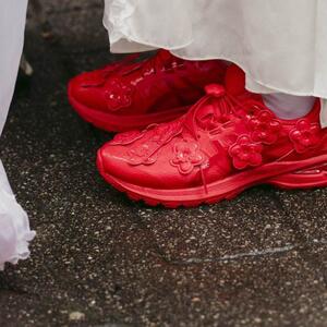 Patike u jarkim bojama su "statement" komad za proleće 2026: 7 modela za svaku priliku