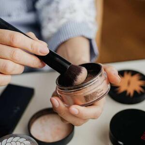 I šminka može imati anti-age efekat: Kako pravilno da nanosite proizvode da biste izgledali mladoliko i sveže?