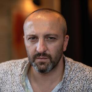 Ušao sam u vezu sa 55-godišnjom kasirkom, a zbog njenih jutarnjih navika ostavio sam je bez reči: Sad ni u market u kojem ona radi ne želim da kročim