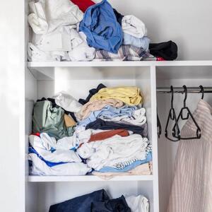 Ormar vam je u neredu i nema dovoljno mesta? Uradite ovo i sve ćete srediti, bez bacanja garderobe