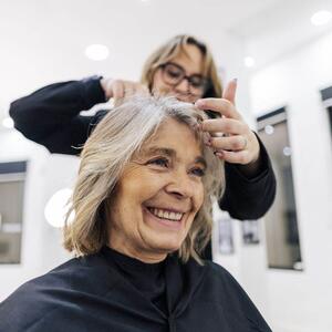 5 idealnih frizura za tanku kosu posle 60: Daju volumen, ne traže vreme za stilizovanje, a brišu godine