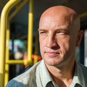 Jovan je 7 godina oplakivao suprugu, a onda je u autobusu ugledao njenu kopiju i skamenio se: Kad je čuo da mu ta žena tiho izgovara ime, život mu postaje drama