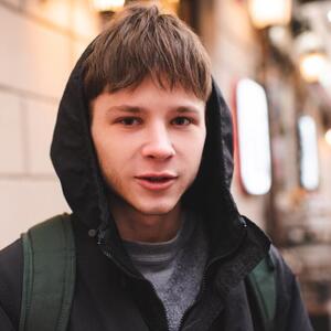 Čim sam napunio 18 godina otac i maćeha su me s 3 plastične kese izbacili na ulicu: 9 dana sam živeo u starim kolima, a onda mi je jedan susret promenio život