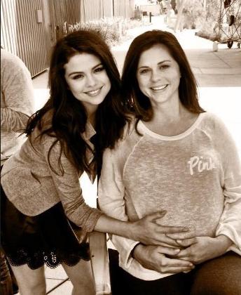 Selena Gomez s majkom, Twitter